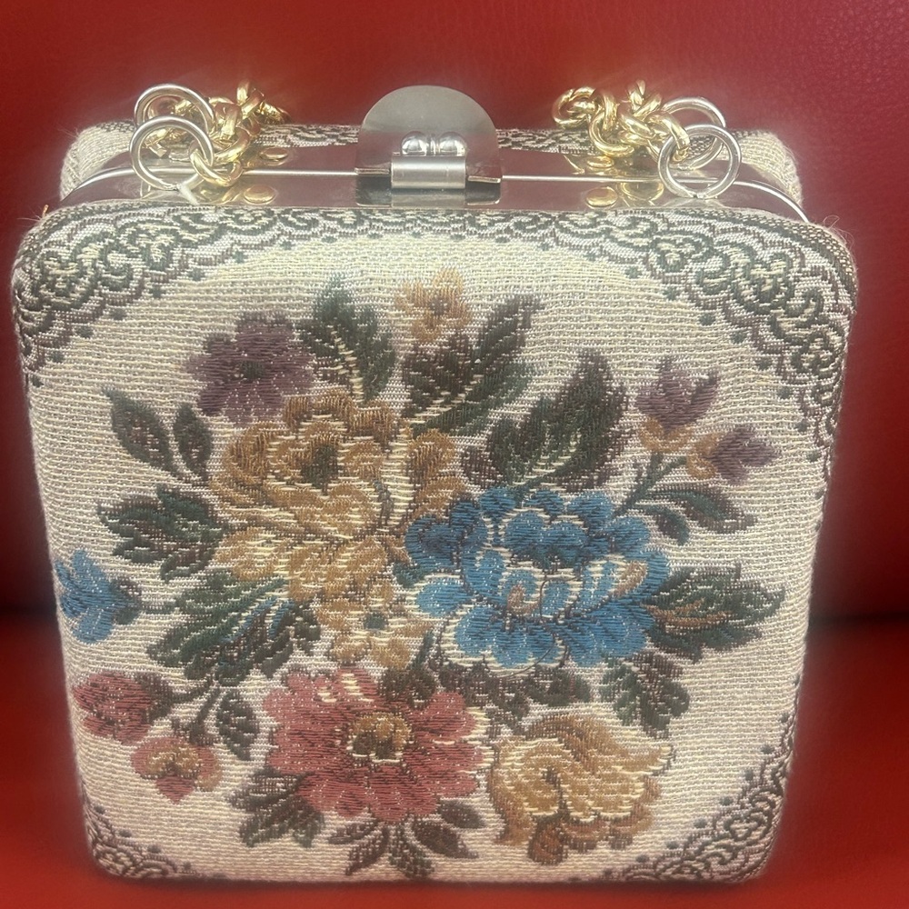 Vintage Delill floral tapestry square pill box style purse made in Italy. - Picture 4 of 14